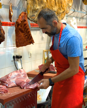 Corte de la carne a mano en el obrador